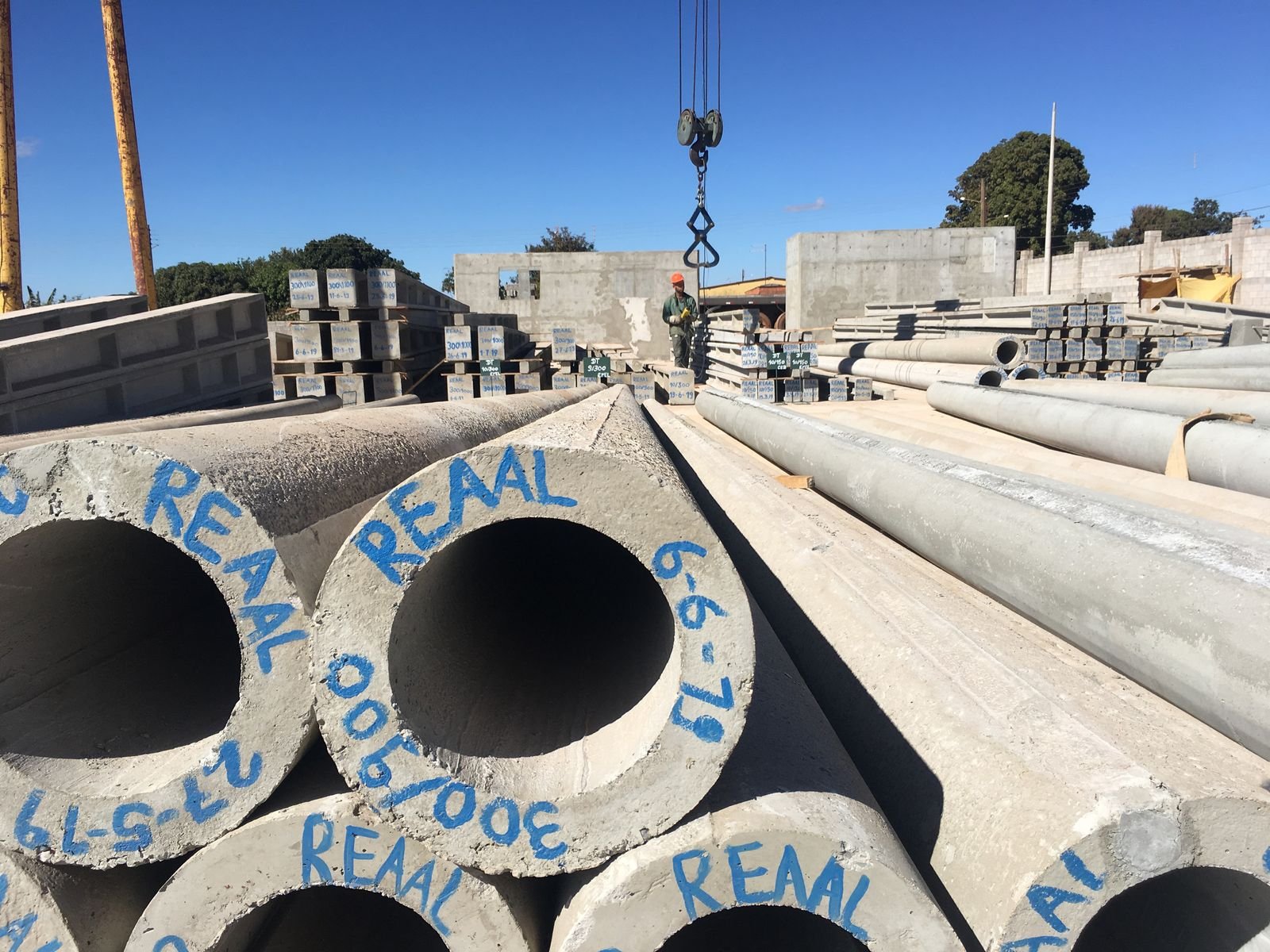 Linha de produção de postes de concreto pré-moldado da Reaal